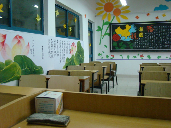 教室美化装饰大赛,充分体现了我校各班级的风采,展现了学生的艺术想象